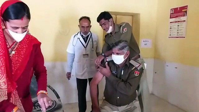 Video: कोविड वैक्सीनेशन, पुलिसकर्मियों के लगाए टीके