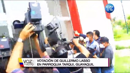 El candidato Guillermo Lasso se acercó a sufragar