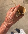 Clément Rémiens publie une photo de sa main maquillée qui répugne et impressionne ses fans