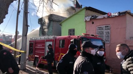 Çocuğunu kurtaran anne kapı yıkılınca alevlerin arasında kalmış