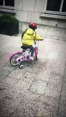 Скачать видео: La chanteuse Amel Bent a partagé cette vidéo d'archive pour les 5 ans de sa fille Sofia sur Instagram.