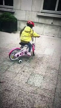 La chanteuse Amel Bent a partagé cette vidéo d'archive pour les 5 ans de sa fille Sofia sur Instagram.