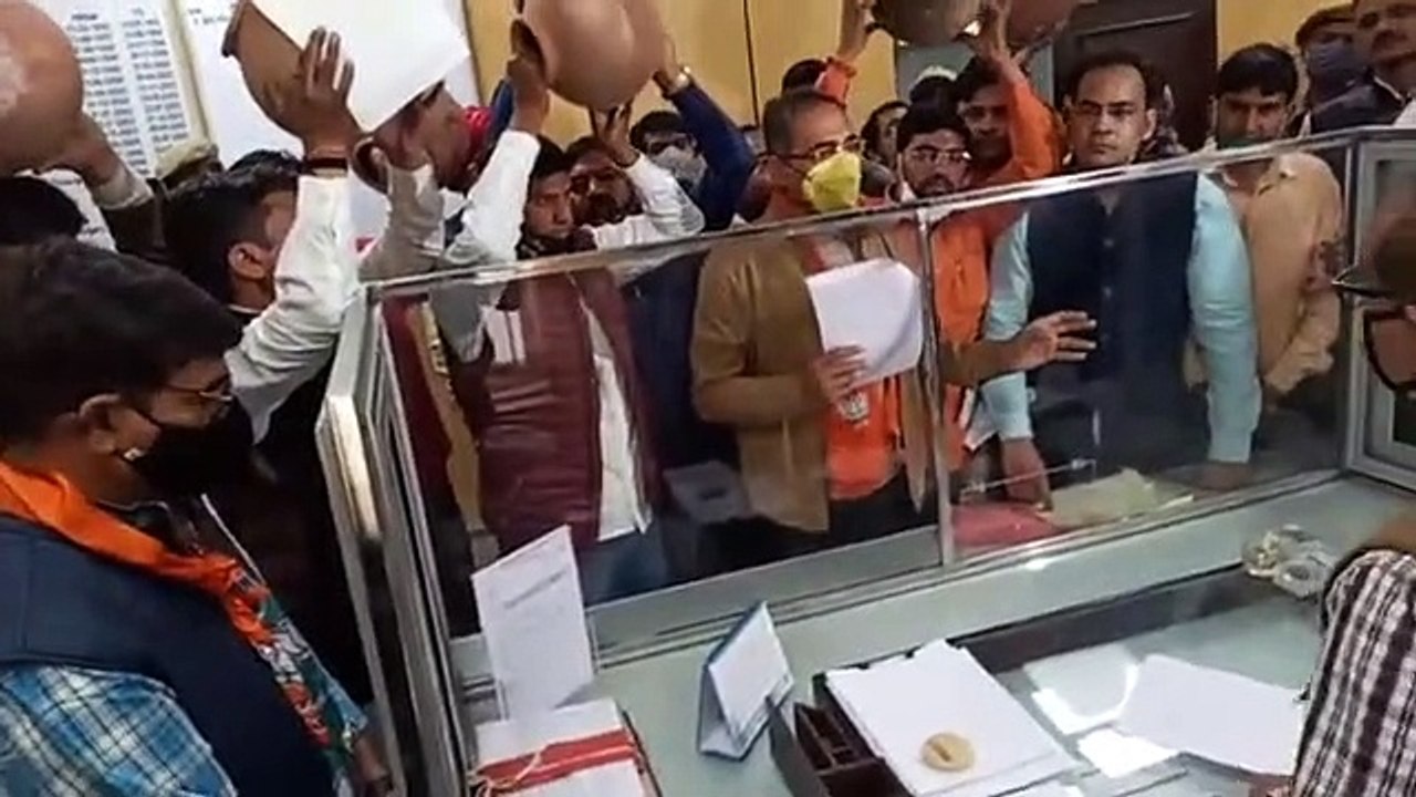 प्यासे लोगों का जल भवन पर प्रदर्शन, टेबल पर रखें खाली मटके, पुलिस से नोंकझोंक, देखें वीडियो