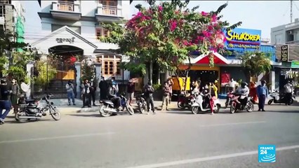 Le peuple du Myanmar fait du vacarme pour protester contre le coup d'État