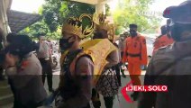 Polisi Berkostum Wayang, Bagi-bagi Masker di Pasar Tradisional