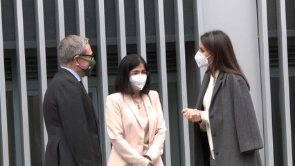 La Reina demuestra, una vez más, su pasión por el "look working"