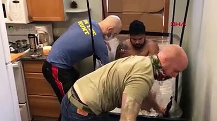 ABD'de 2 saat 40 dakika boyunca buzun içine giren eski asker rekor kırdı