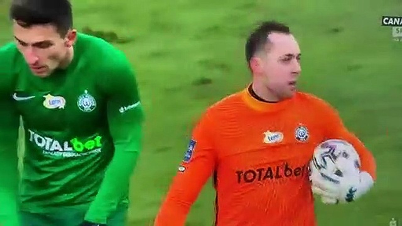 Un gardien s'envoie le ballon sur la tête