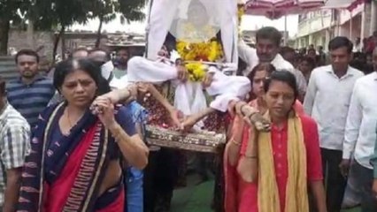 12 Daughters Carry Father’s Bier On Shoulders In Washim, Maharashtra