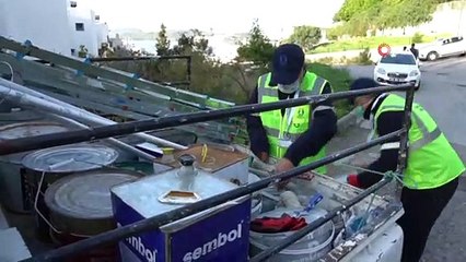 Gençler yazıyor, belediye siliyor