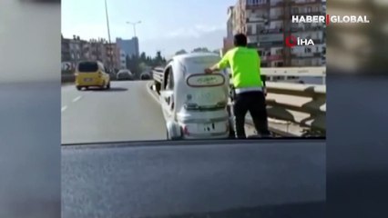 Trafik polisinden engelleri aşan hareket