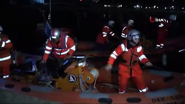 Denizde Zifiri karanlıkta nefes kesen tatbikat