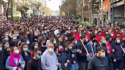 Atinada binlerce öğrenci, hükümetin üniversitelere polisi sokmayı amaçlayan eğitim tasarısını protesto ediyor