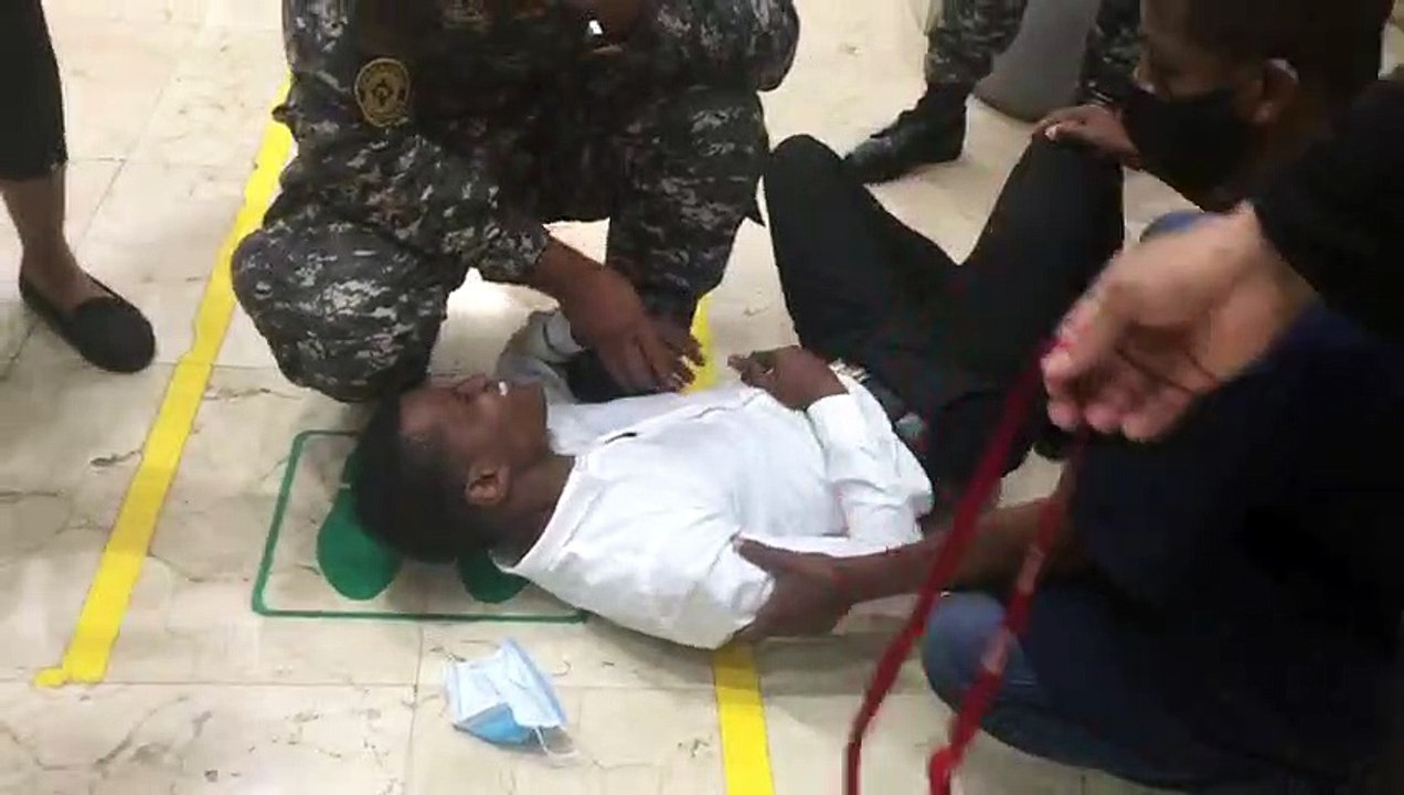 Periodista afectado por bombas lacrimógenas en disturbios entre policías y  manifestantes AFP