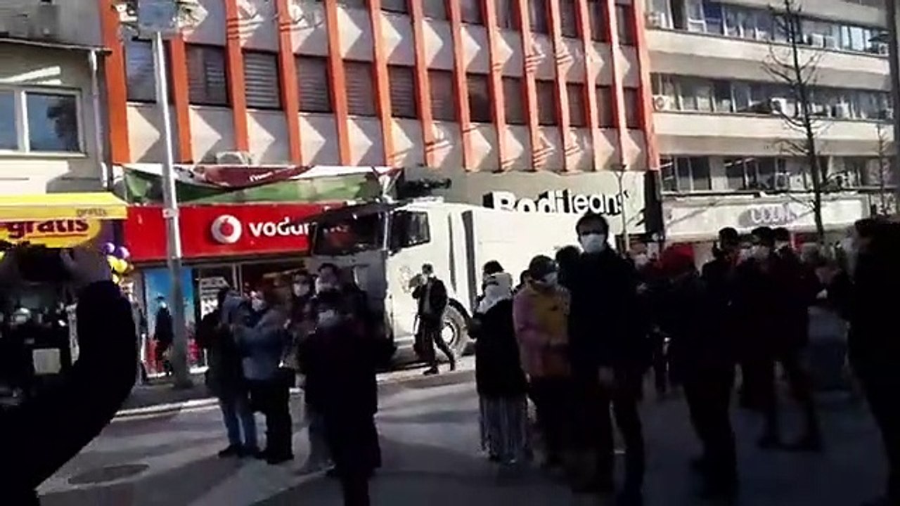 Kadıköy'de iki gazeteci gözaltına alındı