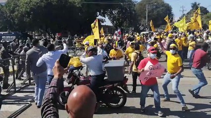 Policía lanza lacrimógenas para dispersar grupo exigía 30% AFP, gases afectan periodistas (I)