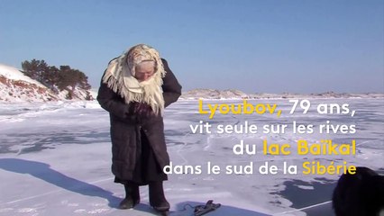 Russie : la vieille dame aux patins glisse sur le lac Baïkal