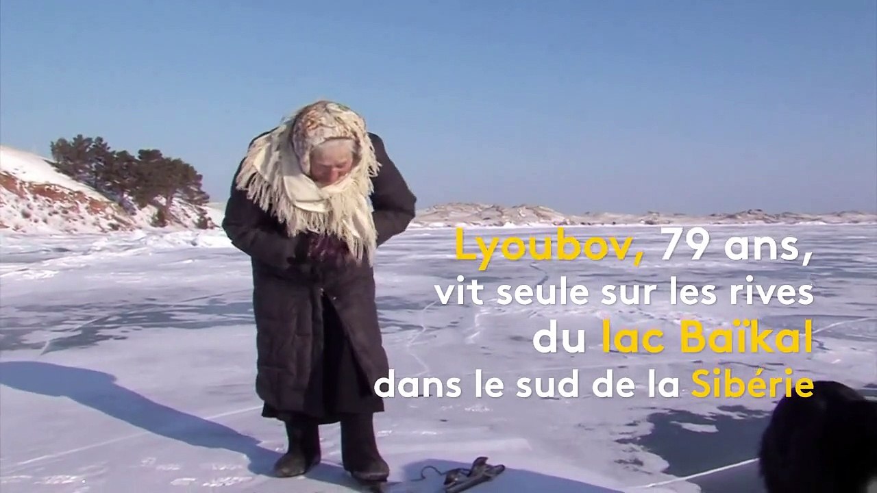 Russie : la vieille dame aux patins glisse sur le lac Baïkal