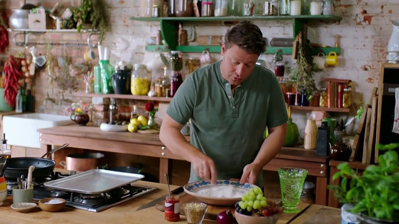 Schnelle Pizza mit Salsicce, Zwiebeln und Weintrauben