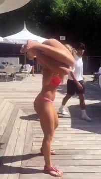 Elle a une drôle de façon de faire son sport...