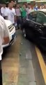 Ce conducteur chinois détruit une Jaguar garée en double file qui lui bloque la route