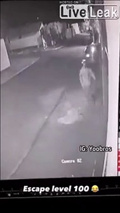 Un voleur de voiture échappe à la police d'une façon incroyable