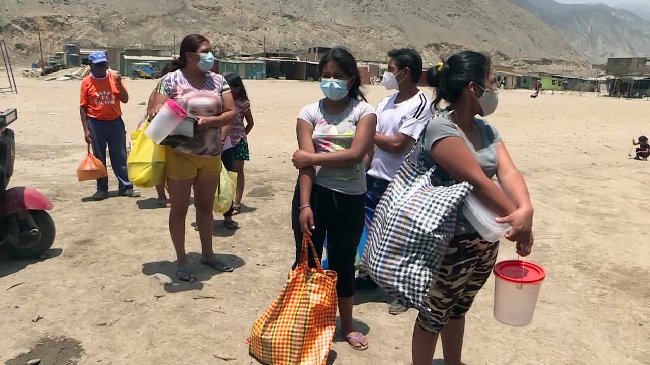 "La gente no tiene qué comer": ollas comunes florecen en la cuarentena en Perú