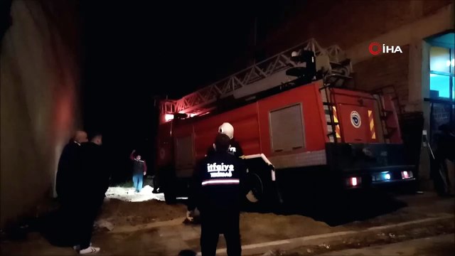 Tamiri biten çatıda yangın çıktı, mahalleli sokağa döküldü