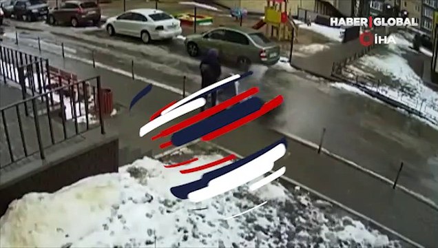 Balkondan bakan kişi 5 aylık bebeğin üzerine düştü! Dehşete düşüren ölüm kamerada