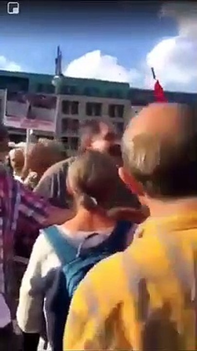 CHP/HDP yürüyüşüne Türk bayrağıyla gelen CHP üyesine linç girişimi!