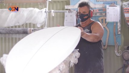 mqn-Ex campeón de surf tiene.negocio de tablas en Quepos-040221