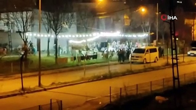Bursa’da pes dedirten görüntüler! Müzikli, danslı sokak düğünü...
