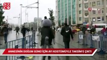 Annesinin doğum günü için ayı kostümüyle Taksim'de dolaştı