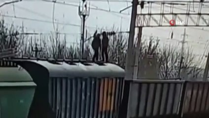 Descargar video: - Rusya'da tren vagonlarının üzerinde oyun oynayan çocuk elektrik akımına kapıldı