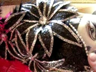 COIFFE NOIR FLEUR PLUME ROSE