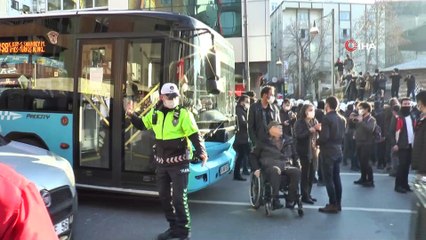 Kadıköy’de HDP’li vekiller yolu kapattı, polis müdahale etti
