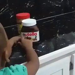 طفل يخطأ في نطلق كلمة نوتيلا: فيديو حقق 4 مليون  مشاهدة