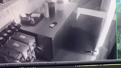 Silahını çekip şöyle dedi: “Bütün tavukları çantaya doldur”