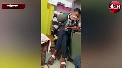 Télécharger la video: आवास दिलाने के नाम पर घूस लेते ग्राम पंचायत अधिकारी का वीडियो वायरल