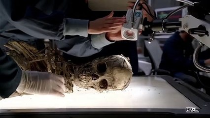Bones 2x04 - “he touched me with his creepy serial killer hand”