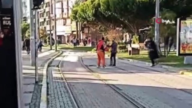 Eşi ve çocuğuyla yürüyen kadına taciz iddiası ortalığı karıştırdı...Önce taciz etti, hiçbir şey olmamış gibi yoluna devam etti