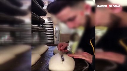 Süt banyosu... Dönerle dans... Şimdi de ekmekle çirkin oyun!