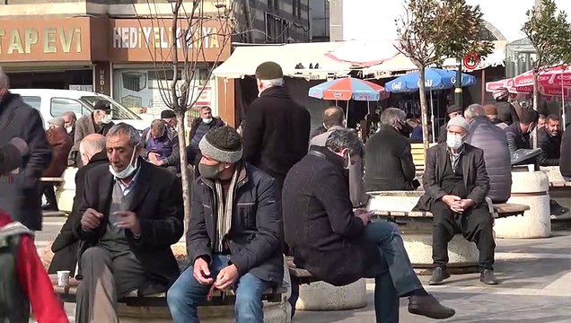 Diyarbakır’da vaka sayıları azaldı, güneşli havayı gören vatandaşlar meydanlara akın etti