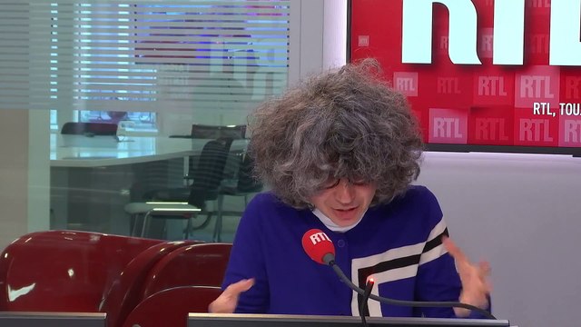 Étienne Daho interprète 22 reprises de chansons anglo-saxonnes dans Surf , un album qu'il avait commencé puis perdu il y a plus de 15 ans.