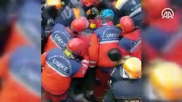 Enkaz altında kalan 5 yaşındaki Havva Tekgöz, 18 saat sonra kurtarıldı