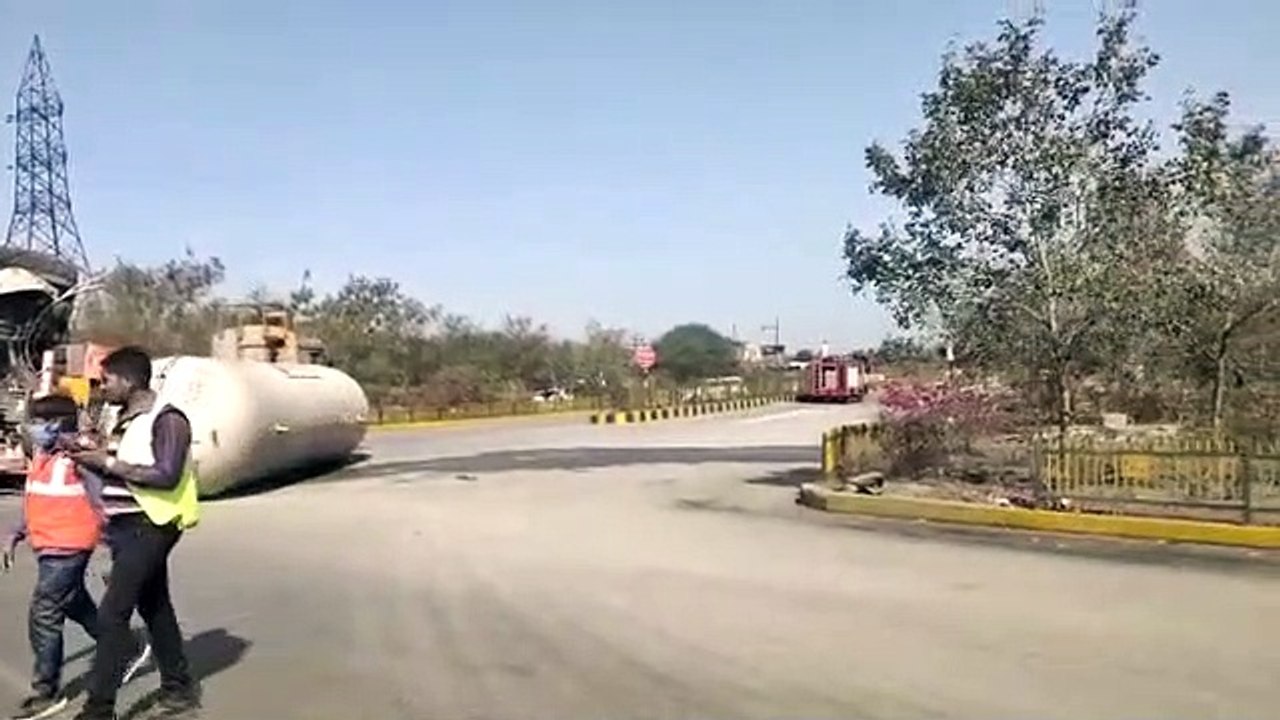 एलपीजी टैंकर से भिड़ी ट्रक, पलटने के बाद टैंकर स...