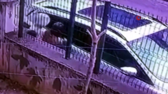 Gözü dönmüş hırsızlar güpegündüz aracın camını kırıp değerli eşyaları çaldı