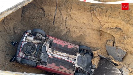 Herido leve por caída de vehículo en socavón en Majadahonda