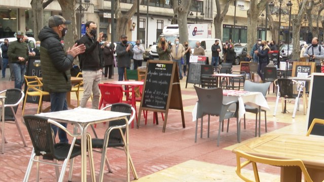 Hosteleros de Xàtiva protestan por el cierre con una terraza vacía