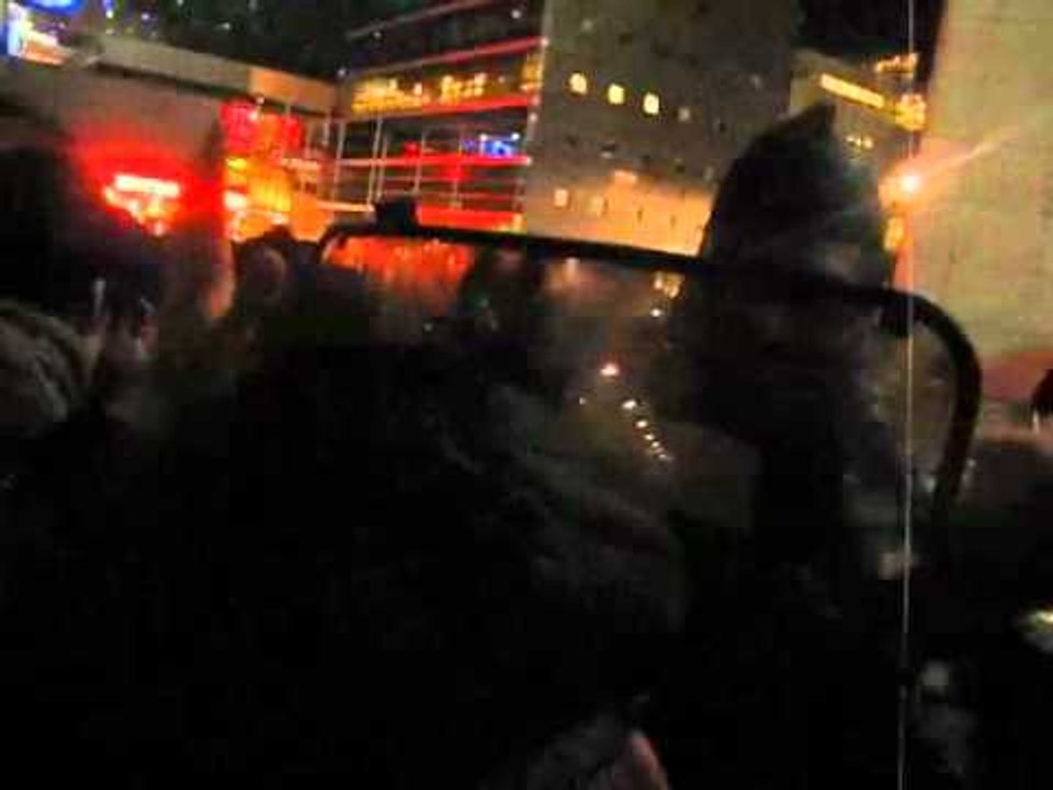 Les CRS chargent les Indignés de la Défense